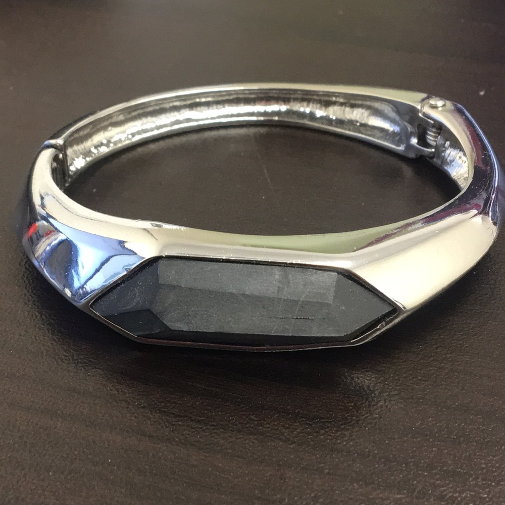 Hinged bangle bracelet with beautiful black stone